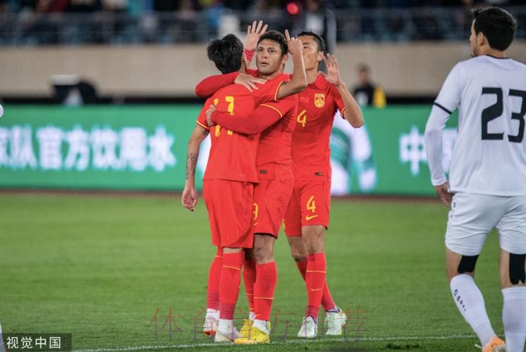 中国男足友谊赛1:2乌兹别克斯坦队 韦世豪破门
