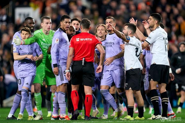 西媒:瓦伦西亚vs皇马主裁已被停哨 他已意识到错误 西媒:瓦伦西亚vs皇马主裁已被停哨 他已意识到错误